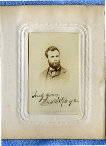 少し右を向いてスーツを着たひげを生やした男の胸像 作： St. Louis Mansfield Gallery